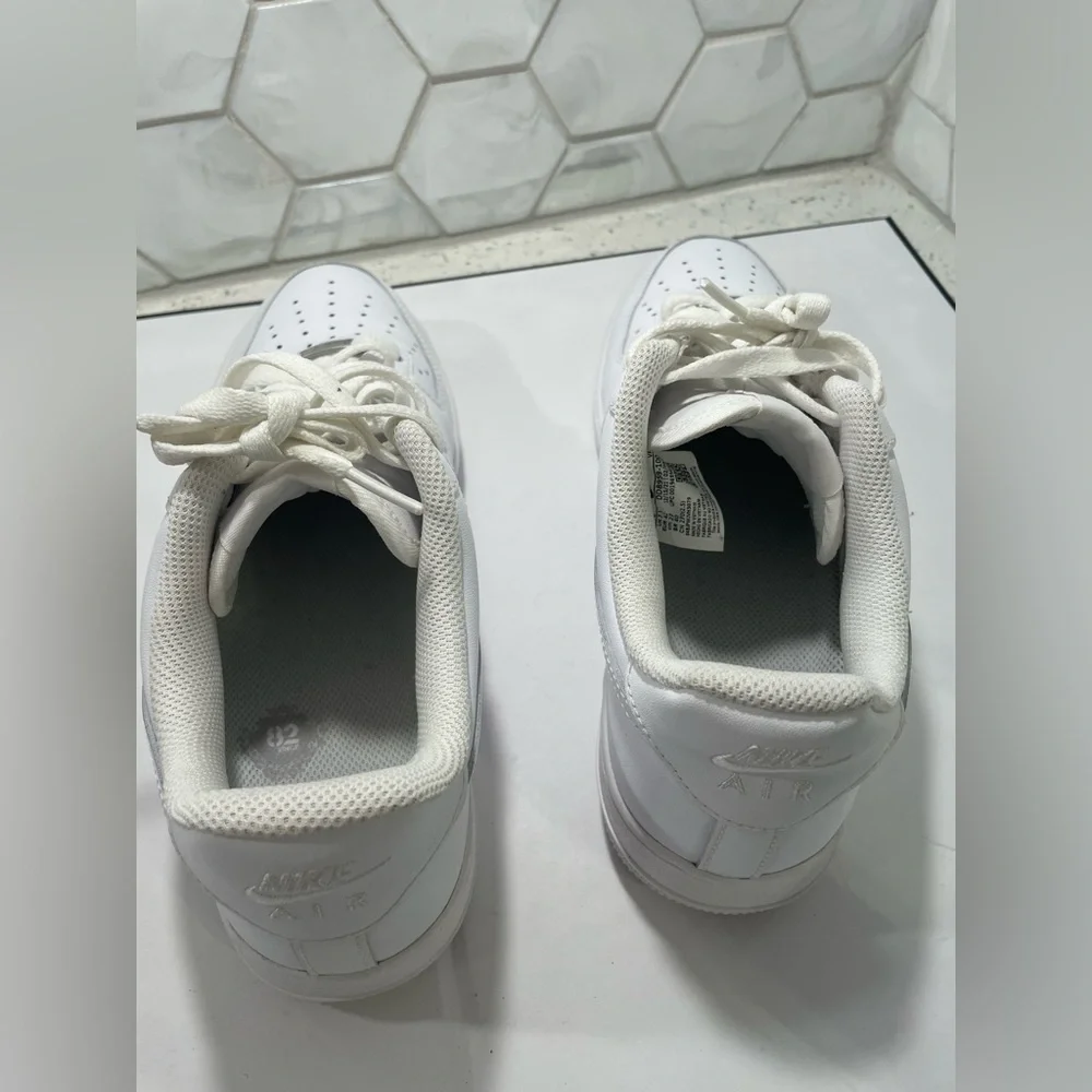 Nike Air Force 1 Low Sneakers Size 10 White Woman's DD8959-100 Great Shape